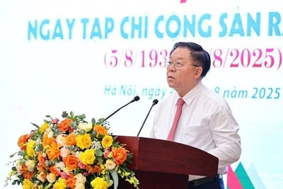 Đồng chí Nguyễn Trọng Nghĩa, Ủy viên Bộ Chính trị, Bí thư Trung ương Đảng, Trưởng Ban Tuyên giáo và Dân vận Trung ương phát biểu tại buổi gặp mặt. 