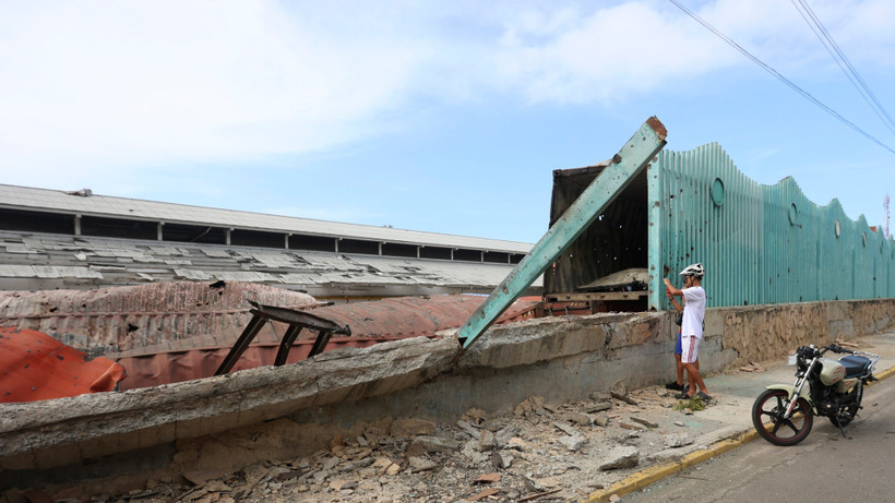 Thiệt hại sau một cuộc không kích tại cảng La Guaira, Venezuela ngày 3/1/2026. Ảnh: THX/TTXVN