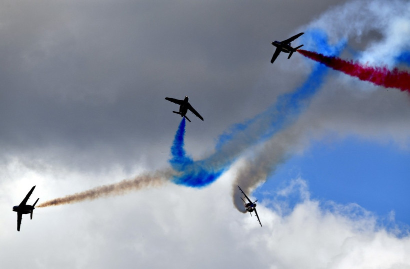 Trình diễn máy bay tại Triển lãm hàng không Paris (Ảnh: AA)