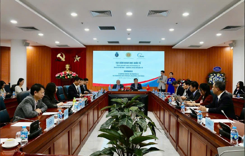 Giáo sư, Tiến sĩ Lê Văn Lợi, Chủ tịch Viện Hàn lâm Khoa học xã hội Việt Nam và Đại sứ đặc mệnh toàn quyền Argentina tại Việt Nam Marcos Antonio Bednarski chủ trì buổi tọa đàm. (Ảnh: KHẮC KIÊN)