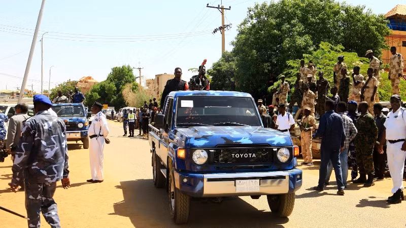 Cảnh sát có vũ trang làm nhiệm vụ tại khu vực do Lực lượng quân đội Sudan kiểm soát ở Omdurman, Khartoum. Ảnh: THX/TTXVN