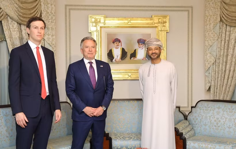 Ngoại trưởng Oman Badr bin Hamad al-Busaidi (phải) và Đặc phái viên của Tổng thống Mỹ Donald Trump, ông Steve Witkoff (giữa), cùng ông Jared Kushner, con rể của Tổng thống Mỹ Donald Trump, tại cuộc gặp ở Muscat, Oman, ngày 6/2/2026. (Nguồn: THX/TTXVN)