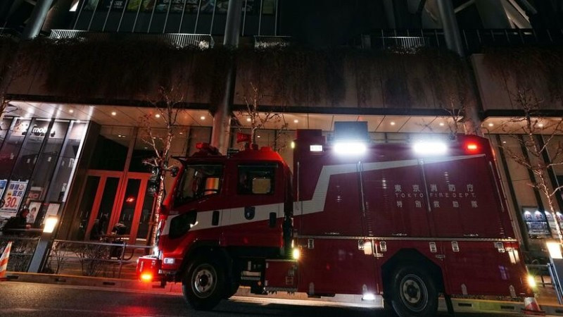 Xe cứu thương được huy động tới tòa tháp Skytree ở Tokyo, Nhật Bản, sau khi xảy ra sự cố thang máy ngày 22/2/2026. (Ảnh: Kyodo/TTXVN)