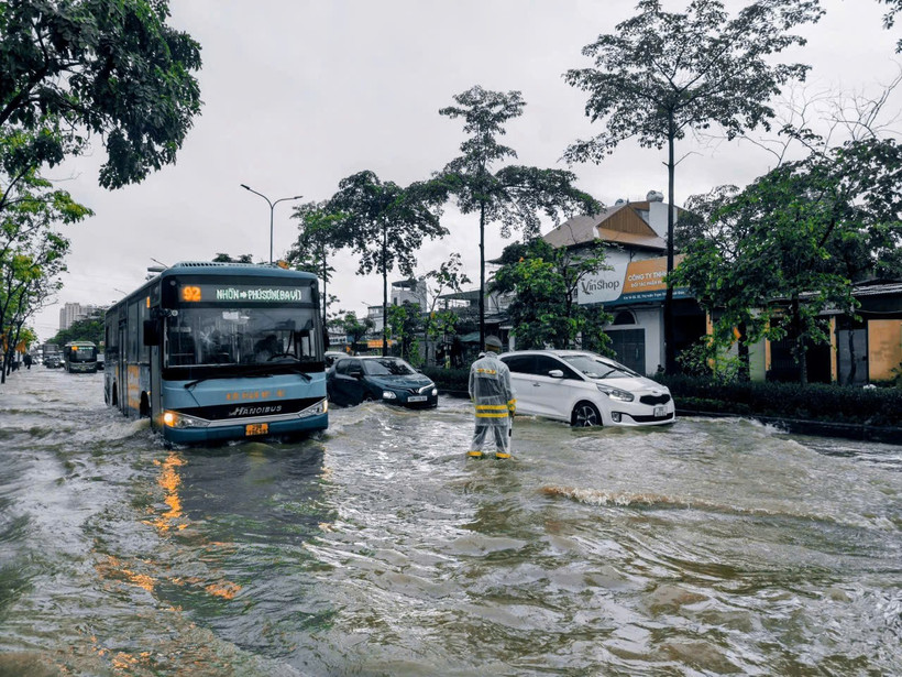 Cơn mưa kéo dài từ đêm tới sáng khiến nhiều tuyến phố ở Hà Nội ngập nặng. (Ảnh: VĂN THỊNH)