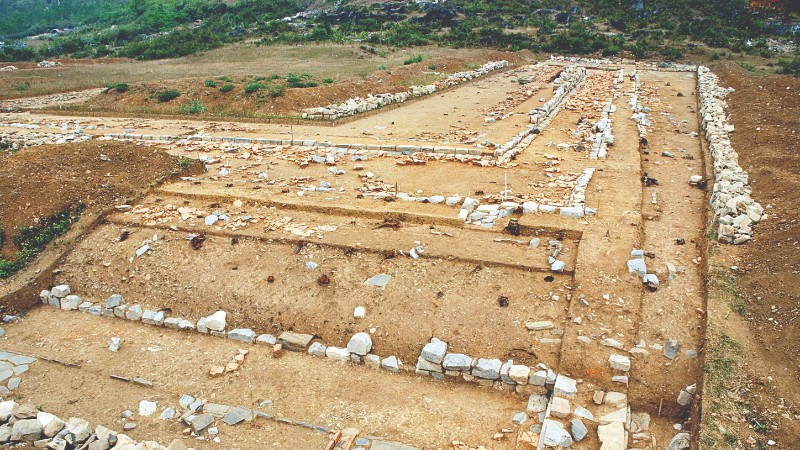 Dấu tích kiến trúc Đàn tế Nam Giao Thành nhà Hồ sau các đợt khai quật. (Ảnh: TTXVN)