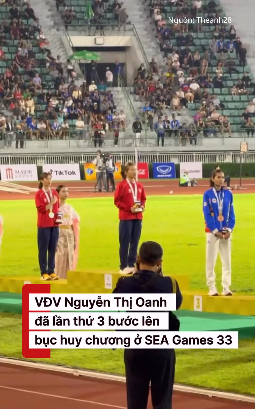 Khoảnh khắc Nguyễn Thị Oanh hát quốc ca khi nhận chiếc HCV thứ 15 ở SEA Games