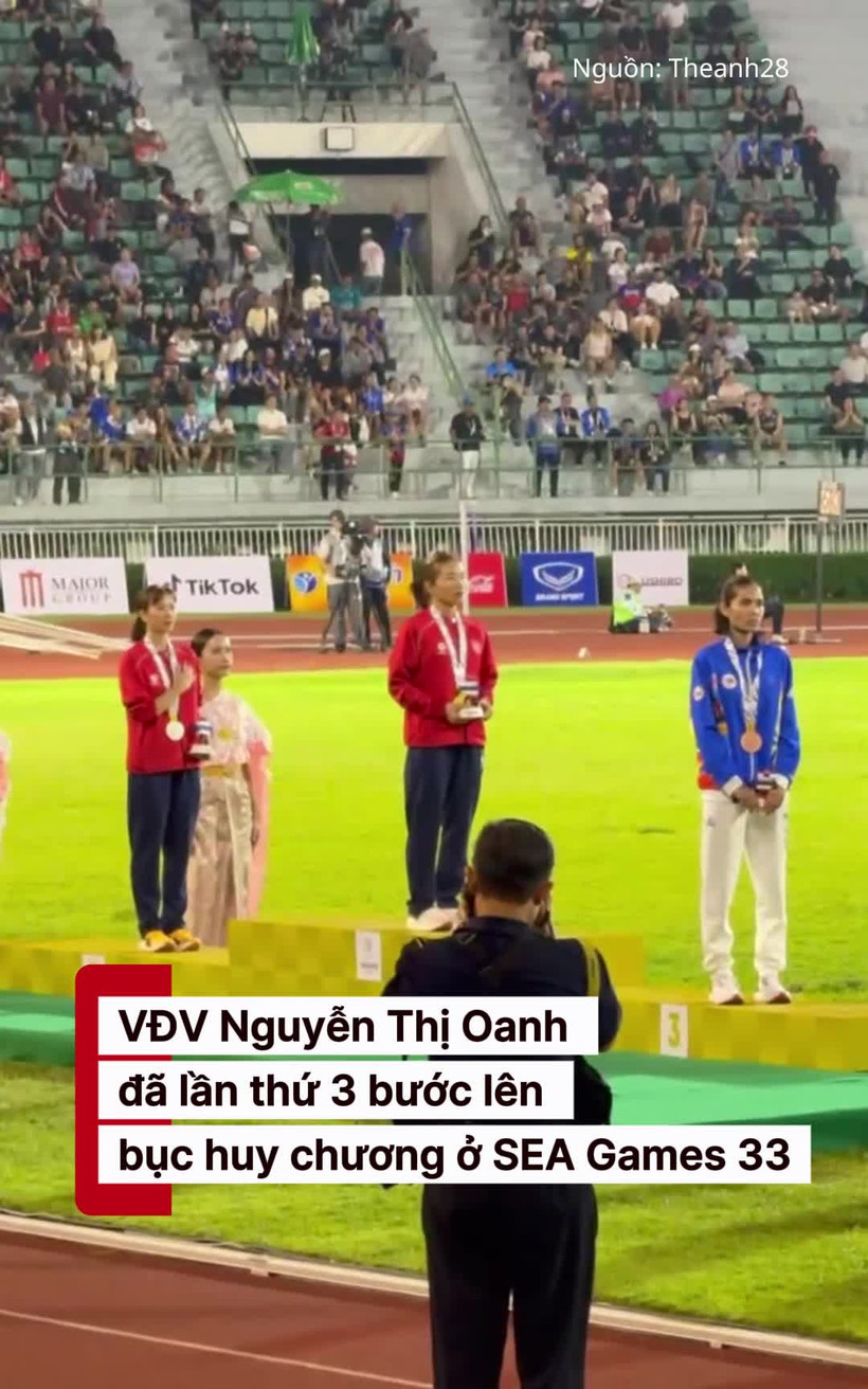 Khoảnh khắc Nguyễn Thị Oanh hát quốc ca khi nhận chiếc HCV thứ 15 ở SEA Games