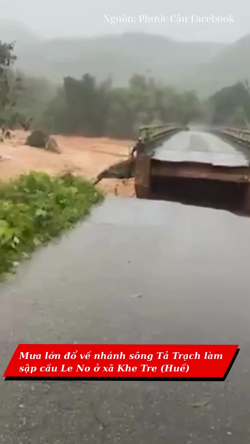 Mưa lớn làm sập cầu Le No ở Huế
