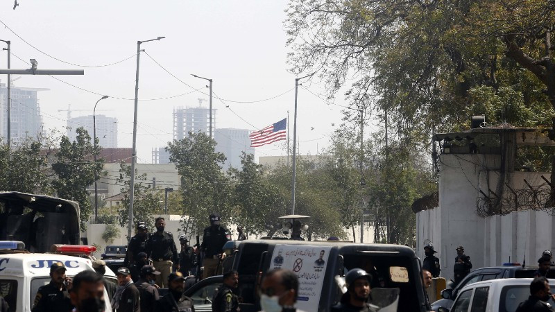 Lực lượng thực thi pháp luật được triển khai bên ngoài Lãnh sự quán Mỹ tại Karachi, Pakistan, ngày 1/3/2026. Ảnh: THX/TTXVN