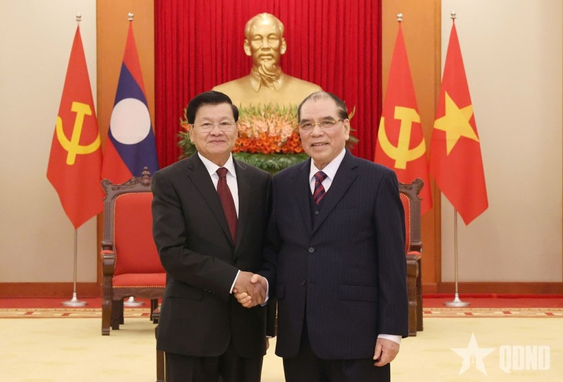Tổng Bí thư Ban Chấp hành Trung ương Đảng Nhân dân Cách mạng Lào, Chủ tịch nước Cộng hòa Dân chủ Nhân dân Lào Thongloun Sisoulith đã thăm nguyên Tổng Bí thư Ban Chấp hành Trung ương Đảng Cộng sản Việt Nam Nông Đức Mạnh. Ảnh: QĐND