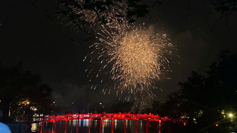 Màn pháo hoa chào đón Năm mới 2026 tại Hồ Hoàn Kiếm