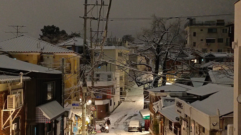 Tuyết rơi dày trên đường phố trung tâm thủ đô Seoul, Hàn Quốc. (Ảnh: X.com)