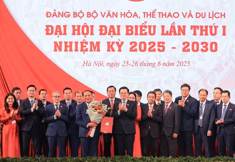 Phó Thủ tướng Mai Văn Chính trao các quyết định chỉ định Ban Chấp hành, Ban Thường vụ, Bí thư, Phó Bí thư Đảng ủy và tặng hoa chúc mừng Ban Chấp hành Đảng bộ Bộ Văn hoá, Thể thao và Du lịch nhiệm kỳ 2025-2030. Ảnh: TTXVN