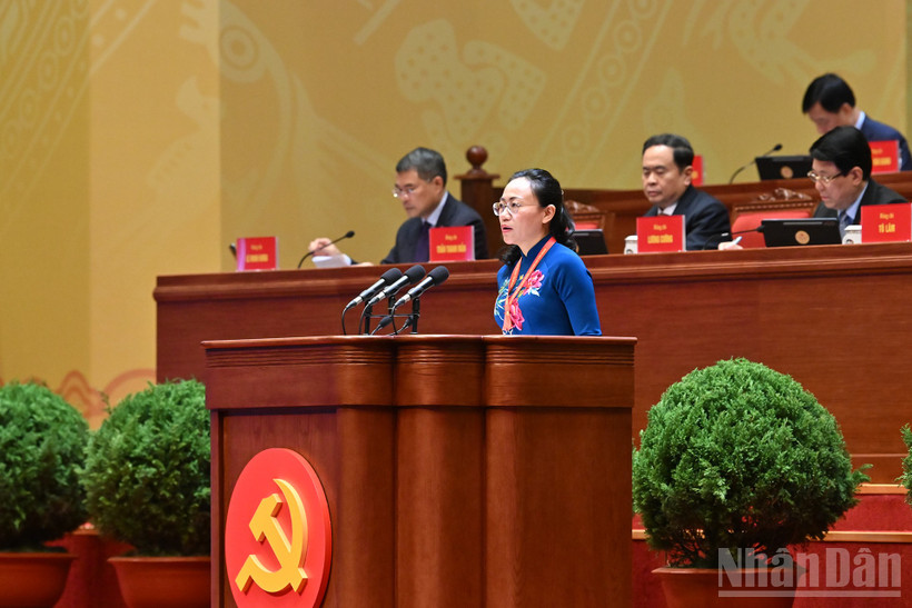 Đồng chí Lê Ngọc Hân, Bí thư Đảng ủy đặc khu Cô Tô, tỉnh Quảng Ninh trình bày tham luận “Bảo vệ môi trường, thích ứng với biến đổi khí hậu - Trụ cột chiến lược trong phát triển bền vững của kỷ nguyên mới nhìn từ thực tiễn đặc khu Cô Tô, tỉnh Quảng Ninh". Ảnh: NHÂN DÂN