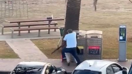 Một người dân dũng cảm lao vào đoạt súng của hung thủ (Ảnh: X)