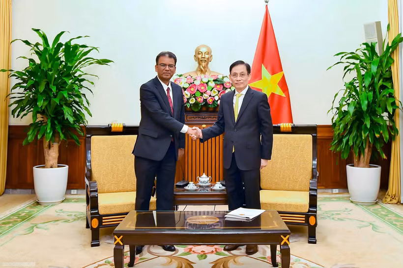 Bộ trưởng Ngoại giao Lê Hoài Trung tiếp Đại sứ Dhan Bahadur Oli - Đại sứ không thường trú của Nepal tại Việt Nam.