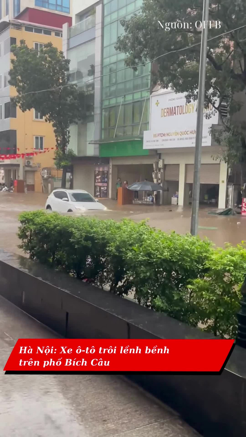 Xe ô-tô trôi lềnh bềnh trên đường phố Hà Nội do ngập sâu