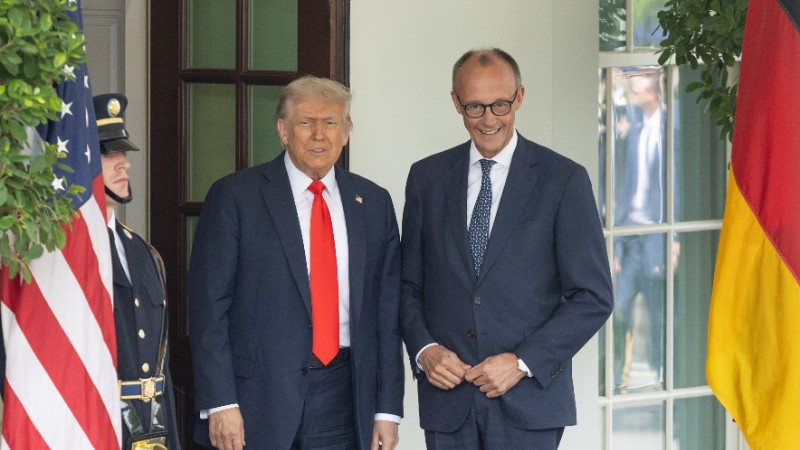 Tổng thống Mỹ Donald Trump (phải) hội đàm với Thủ tướng Đức Friedrich Merz tại Nhà Trắng ở Washington DC., ngày 3/3/2026. Hai nhà lãnh đạo cũng thảo luận về cuộc xung đột tại Ukraine và quan hệ thương mại giữa Liên minh châu Âu (EU) và Mỹ. Ảnh: THX/TTXVN