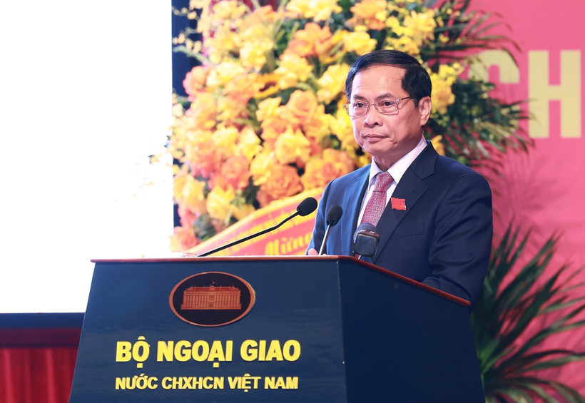 Đồng chí Bùi Thanh Sơn, Ủy viên Trung ương Đảng, Phó Thủ tướng Chính phủ, Bí thư Đảng ủy, Bộ trưởng Ngoại giao phát biểu khai mạc Đại hội Đảng bộ Bộ Ngoại giao nhiệm kỳ 2025-2030. Ảnh: Dương Giang-TTXVN