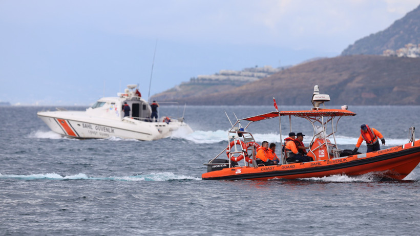 Một vụ lật thuyền chở người di cư ở ngoài khơi Thổ Nhĩ Kỳ. (Ảnh: Anadolu/TTXVN)