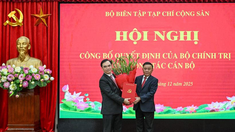 Thường trực Ban Bí thư Trần Cẩm Tú trao Quyết định của Bộ Chính trị cho đồng chí Dương Trung Ý. (Ảnh: DUY LINH)