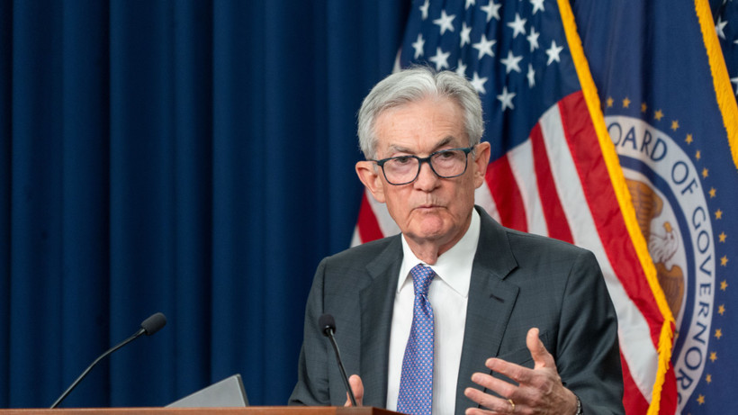 Chủ tịch Cục Dự trữ Liên bang Mỹ (FED) Jerome Powell trong cuộc họp báo công bố việc cắt giảm lãi suất, tại Washington DC., ngày 10/12/2025. Ảnh: THX/TTXVN