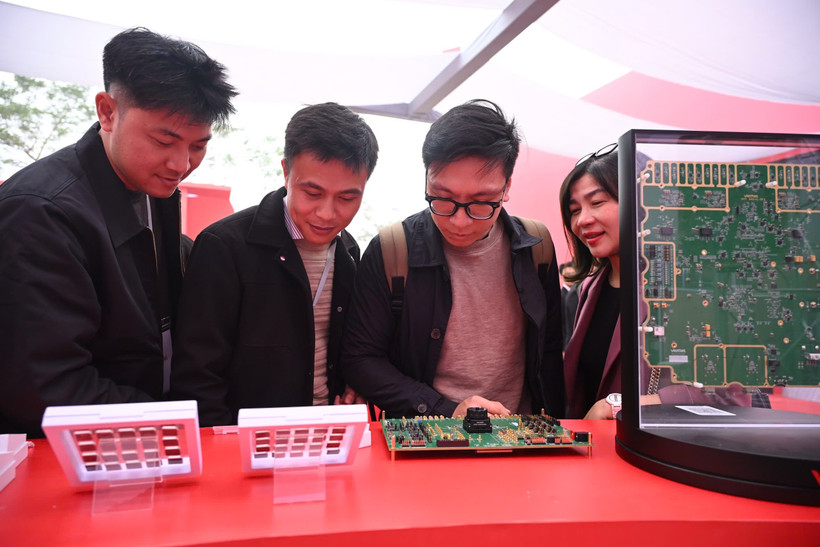 Trưng bày sản phẩm chip tại lễ khởi công nhà máy chế tạo chip bán dẫn công nghệ cao đầu tiên của Việt Nam do Viettel đầu tư xây dựng. (Ảnh: TRẦN HẢI)