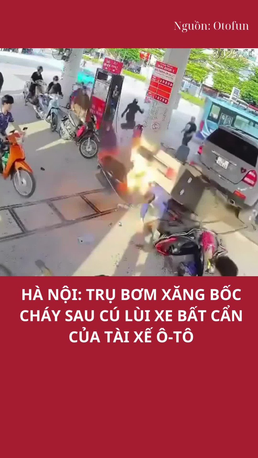 Trụ bơm xăng bốc cháy dữ dội sau cú lùi xe bất cẩn của tài xế ô-tô