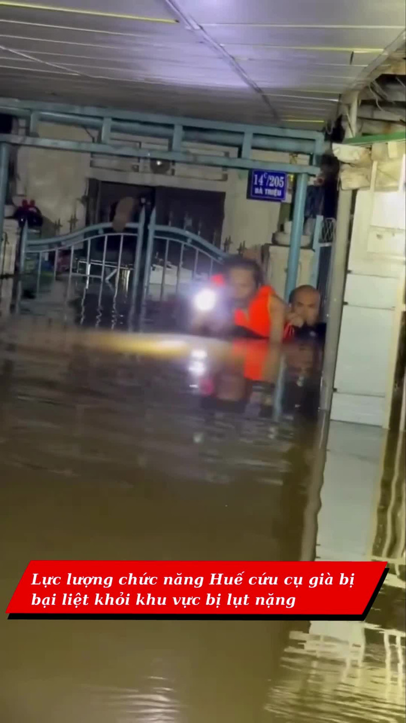 Lực lượng chức năng Huế cõng cụ già tàn tật khỏi vùng mưa lũ lớn