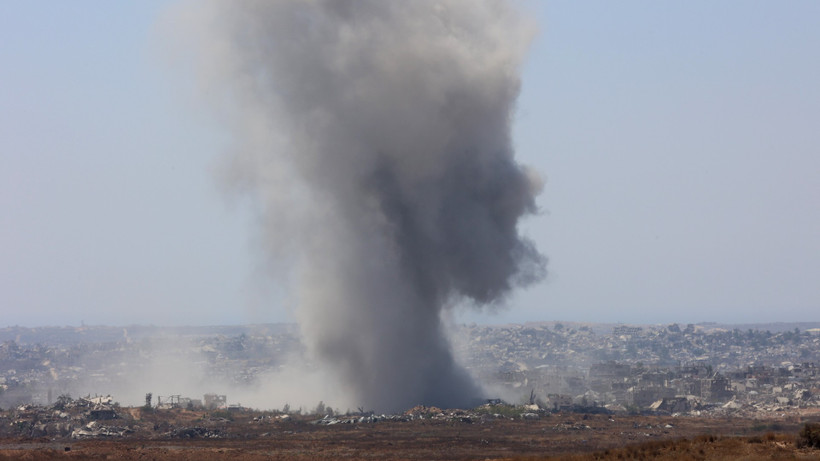 Khói bốc lên sau loạt không kích của Israel xuống Dải Gaza. Ảnh: THX/TTXVN