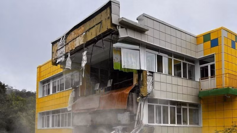 Một ngôi nhà bị hư hại nặng sau động đất ở tỉnh Kamchatka, Nga. (Ảnh: X)