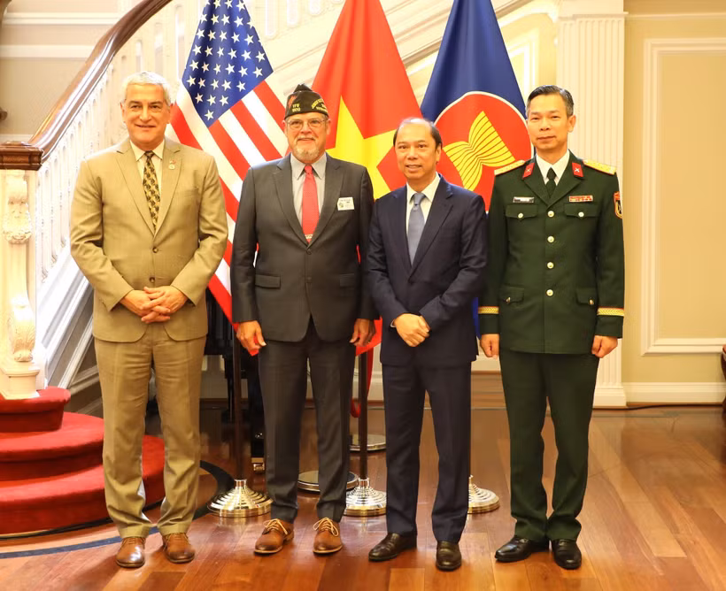 Giám đốc DPAA Kelly McKeague (ngoài cùng bên trái) chụp ảnh chung với Đại sứ Việt Nam tại Mỹ Nguyễn Quốc Dũng (thứ hai, từ phải sang) tại một buổi lễ trao kỷ vật chiến tranh ở Washington D.C ngày 15/7/2025. (Ảnh: TTXVN)