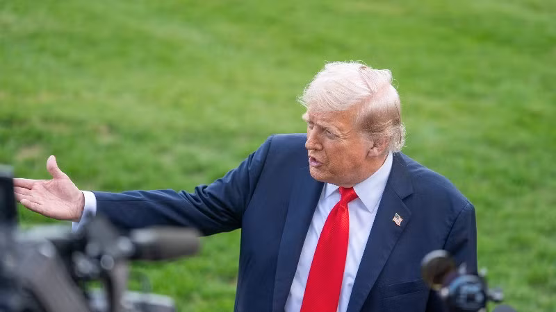 Tổng thống Donald Trump trao đổi về kế hoạch hòa bình Nga-Ukraine với các phóng viên. Ảnh: Xinhua