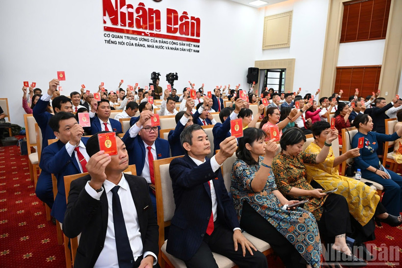 Các đại biểu biểu quyết tại Đại hội đại biểu lần thứ XXIX - Đảng bộ Báo Nhân Dân nhiệm kỳ 2025-2030.