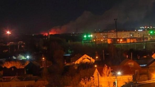 Khói bốc cao từ vụ nổ tại Chelyabinsk.