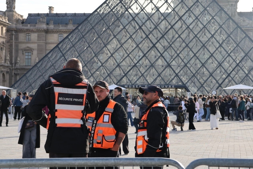 Lực lượng an ninh gác bên ngoài bảo tàng Louvre ở thủ đô Paris, Pháp, ngày 22/10/2025. Ảnh: THX/TTXVN