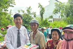 Luật sư Phạm Quang Chung trao tặng quà các hộ khó khăn tại địa phương. (Ảnh: TRỌNG DUY)