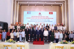 Đông đảo đại biểu chụp ảnh lưu niệm tại sự kiện. 