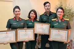 Lương Nguyệt Anh (ngoài cùng bên trái) cùng các đồng nghiệp cũng được nhận bằng khen dịp này. (Ảnh: NVCC)