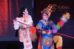 Trích đoạn Tuồng “Hồ Nguyệt Cô hóa cáo” được NSƯT Lộc Huyền và nghệ sĩ Mạnh Linh thể hiện đầy cảm xúc trên sân khấu. (Ảnh: Ban tổ chức)