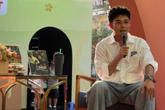 Tác giả Jun Phạm chia sẻ về đọc và viết với bạn đọc trong một buổi giao lưu. (Ảnh: Phương Nam Books)