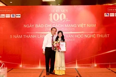 Nhà văn, nhà báo Hoàng Dự - Tổng Biên tập Thời báo Văn học Nghệ thuật trao giải Nhất cho tác giả Mầu Tuệ An.