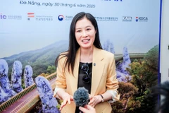 Nữ diễn viên Moon So Ri trao đổi với báo chí tại buổi chiếu khai mạc Tiêu điểm điện ảnh Hàn Quốc.