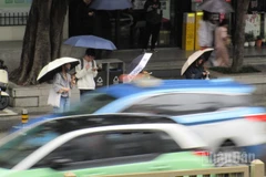 Người dân đứng chờ xe bus ở Thâm Quyến, Trung Quốc. (Ảnh: THANH THỂ)