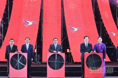 Thủ tướng Phạm Minh Chính và các đại biểu nhấn nút khai mạc Hội chợ.