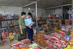 Lực lượng chức năng phối hợp kiểm tra hàng hóa là thực phẩm, sữa, thuốc tại các quầy hàng trung tâm thành phố Điện Biên Phủ. 