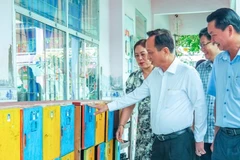 Đồng chí Phạm Văn Thiều (áo dài tay), Phó Bí thư Tỉnh ủy, Chủ tịch Hội đồng nhân dân tỉnh Cà Mau kiểm tra một số cơ sở tại xã Vĩnh Phước. (Ảnh CTV).