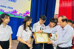Đồng chí Nguyễn Hồ Hải, Bí thư Tỉnh ủy Cà Mau trao bằng khen của Ủy ban nhân dân tỉnh tặng các sinh viên có thành tích xuất sắc. (Ảnh: TRỌNG DUY)