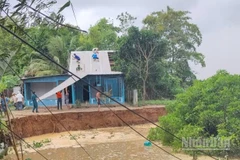 Hỗ trợ người dân trong khu vực sạt lở di dời tài sản.