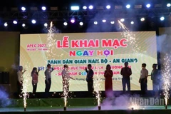 Quang cảnh khai mạc ngày hội.